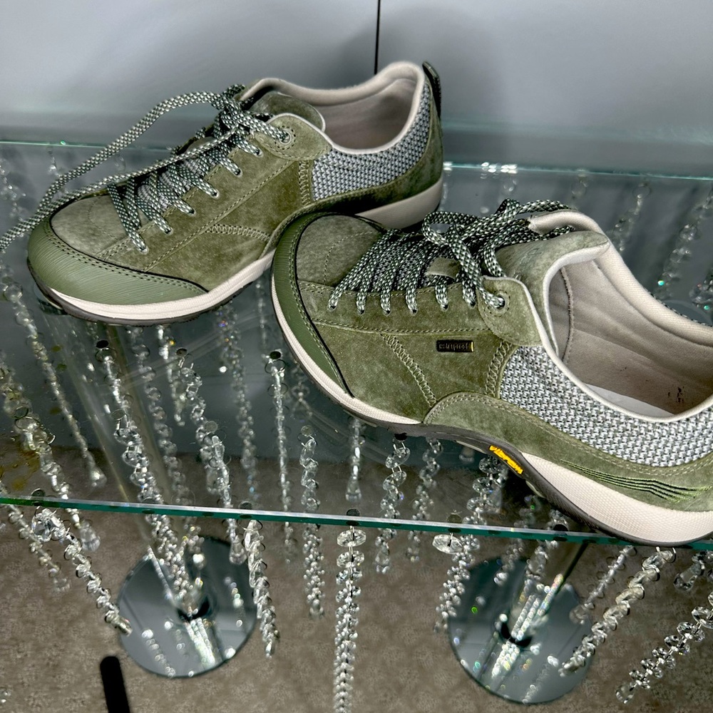 Great size 7 walking shoes
